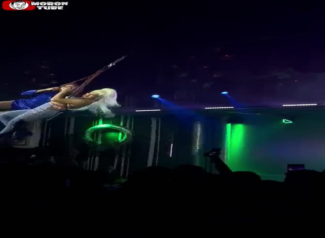Video :The collapse of two drag queens during a magic act